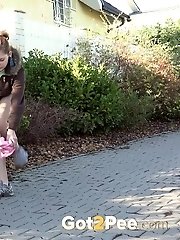 15 pictures - Shy girl pisses while a cyclist rides by