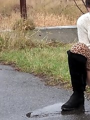 15 pictures - Eveline Neill enjoys a public piss outside