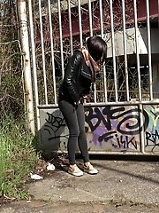 15 pictures - Grafitti Peeing