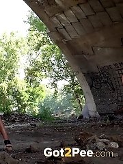 15 pictures - Sexy brunette in sunglasses pees outside