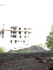 15 pictures - Sexy brunette in sunglasses pees outside