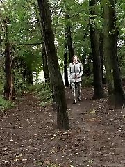 15 pictures - Sexy girl in camouflage leggings pisses in woods