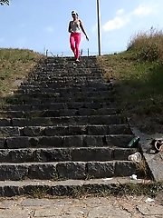 15 pictures - Sporty babe pulls down her leggings to piss