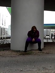15 pictures - Petrol station pissing behind a big pillar
