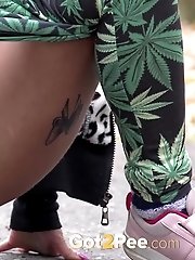 15 pictures - Sexy blonde in leggings pisses on the ground